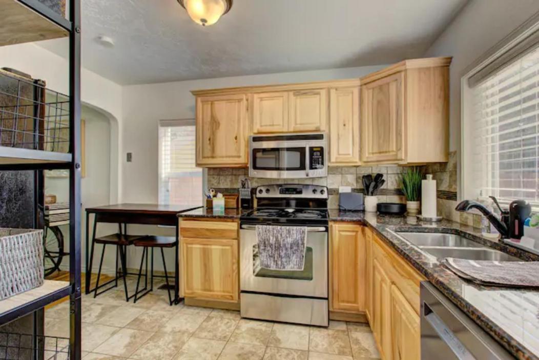 Home Sweet Idahome, Feels Like Home With All The Decor You Wish You Could Afford King Bed In Master, Fully Fenced Dog Friendly Yard, A Few Blocks From Bsu And Downtown Boise, Your Perfect Stay! Eksteriør billede